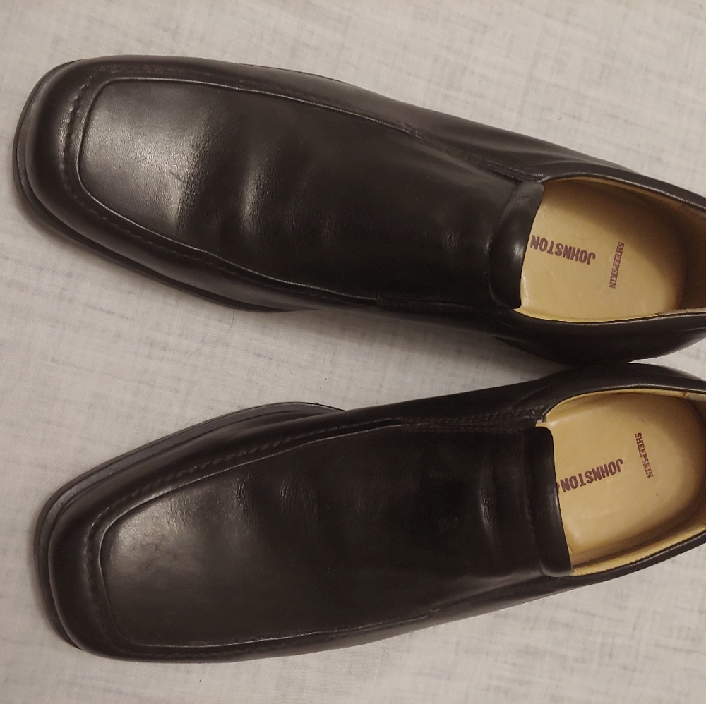 EUC Johnston & Murphy black loafers Sz 9.5